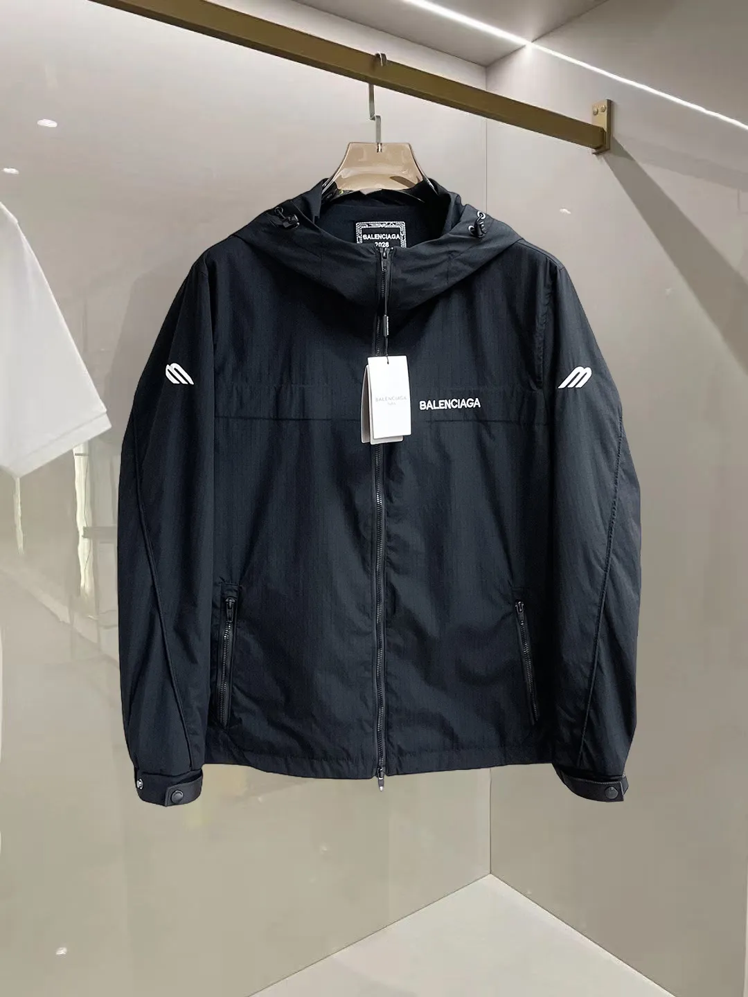 Balenciaga official website Same Style, complete with three labels, on sale in advance. 2026 Autumn and Winter New Arrival men's jacket, Original with complete three labels, Premium version. Custom-made fabrics at the counter. Breathable, high comfort, impeccable details, brand element design concept, reflecting high quality. It feels delicate and soft, presents a casual cut, and has a great upper body shape. Sizes: M～3XL